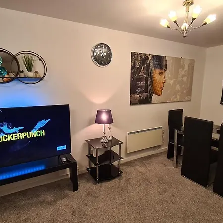 Comfy 2Bd & 1Ba City Centre Luxury With Free Parking-2