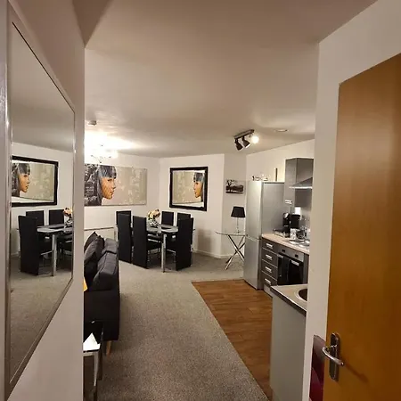 Comfy 2Bd & 1Ba City Centre Luxury With Free Parking-3